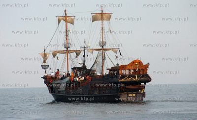 Statek wycieczkowy PIRAT wyplywa z portu w Gdyni.
22.06.2006
fot....