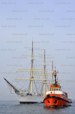 Najstarszy polski zaglowiec Dar Pomorza bedacy obecnie...