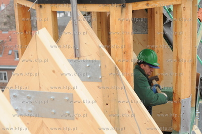 Kosciol sw. Katarzyny, Gdansk. Instalacja sygnaturki...