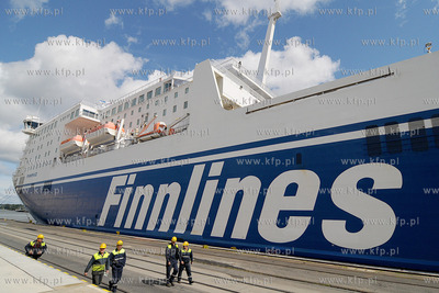 Gdynia. Do nabrzeza w Baltyckim Terminalu Kontenerowym...