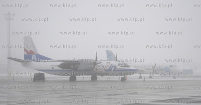 Mgla na zasniezonym lotnisku w Gdansku rebiechowie.
13.01.2010
fot....