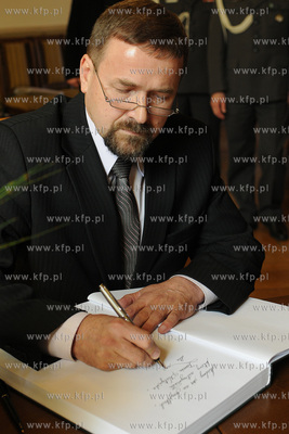 Wejherowo. W wejherowskim ratuszu wylozono ksiege kondolencyjna...