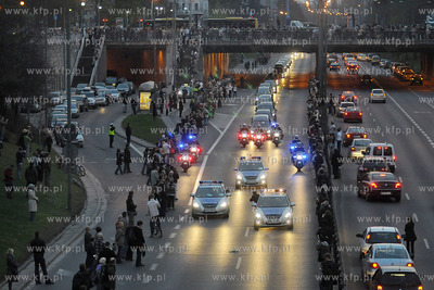 Wraszawa. Kawalkada 34. karawanow przewozacych ciala...