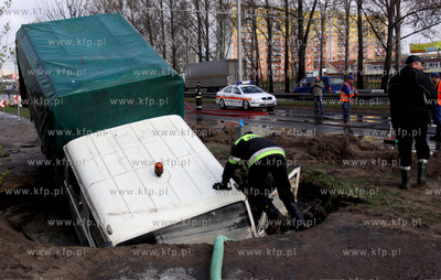 Awaria wodociagowa na skrzyzowaniu ul. Morskiej i Krynickiej...