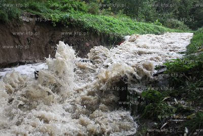 W wyniku duzych opadow deszczu doszlo do przerwania...