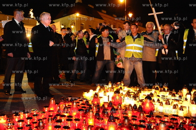 Warszawa. Pol roku po katastrofie w Smolensku pod Palacem...