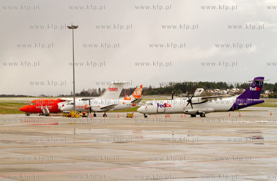 Port Lotniczy im. Lecha Walesy w Gdansku.Nz Embraer...