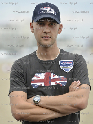 Pilot Lukasz Czepiela wystaruje w klacie Challenger...