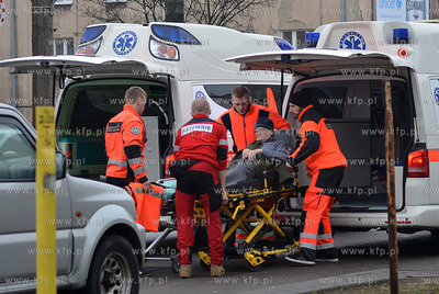 Gdynia. ul. Morska. Pacjent przenoszony z karetki do...