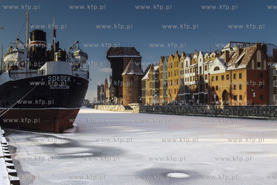 Gdańsk. Widok na zamarzniętą Motławę. Po lewej...