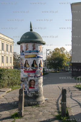 Wybory samorządowe 2018. Na zdjeciu slup ogloszeniowy...