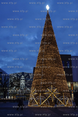 Iluminacja świąteczna i 38 metrowa choinka w Forum...