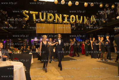 Gdańsk. Studniówka I LO w Starym Maneżu. Nz. z lewej...