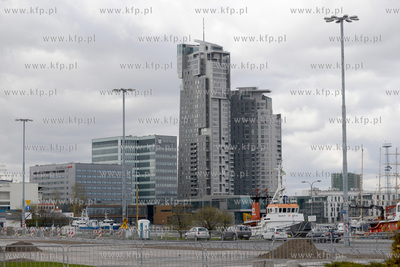 Opustoszala w czasie epidemii Marina Gdynia - basen...