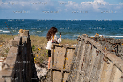Wakacje na Helu. Na pierwszym planie umocnienia wojskowe...