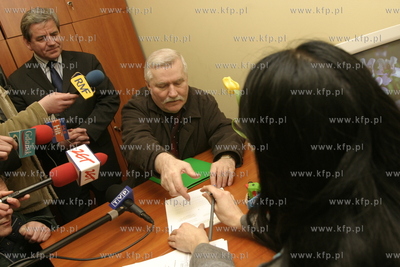 Do gdanskiego oddzialu IPN przybyl Lech Walesa aby...