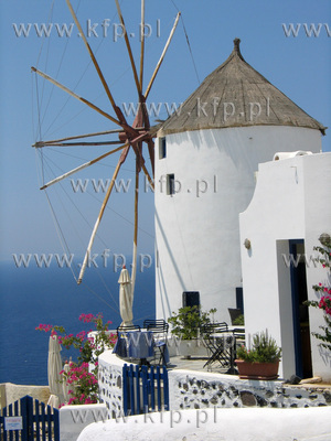 Grecja, wyspa Santorini. Charakterystyczny wiatrak...