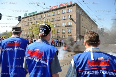 Plonace opony i petardy w srodku miasta to efekt pikiety...