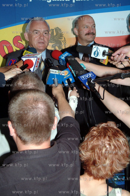 Wizyta premiera Leszka Millera w firmie Grupa Lotos...