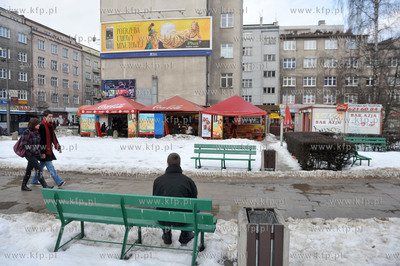 Gdynia. Bary gastronomiczne na placyku na ul. Swietojanskiej...
