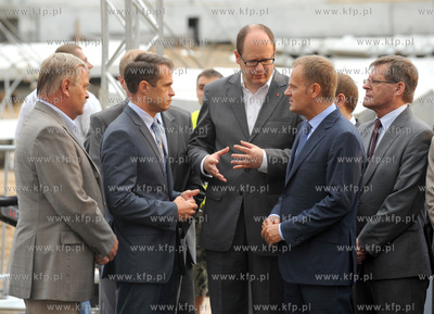 Zawieszenie wiechy na budowanym stadionie PGN Arena...