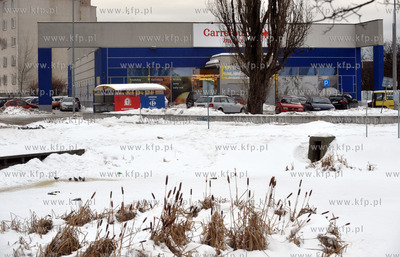 Gdansk - Suchanino. Zamarzniety stawek i sklep Carrefour...