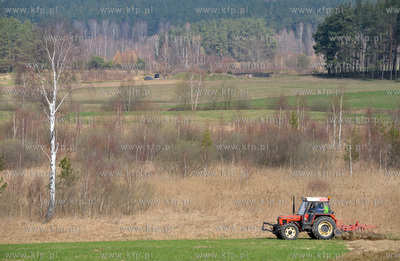 Wiosenne prace rolne w Sulminie na Kaszubach. 14.04.2011...