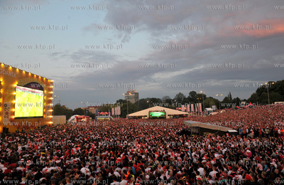 Gdansk. Mistrzostwa europy w pilce noznej. Kibice ogladaja...