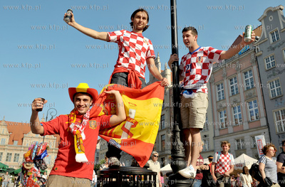 Gdansk, Dlugi Targ. Hiszpanscy i chorwaccy kibice imprezyja...