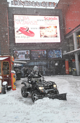 Gdansk zima. Quad jako plug odsnieza teren wokol Multipleksu...