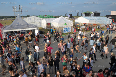 Heineken Open'er Festival w Gdyni. Glowna aleja festiwalu....