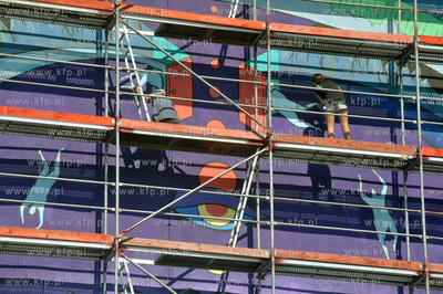 Na bocznej fasadzie bloku na ulicy Skarzynskiego 10a...