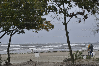 Sztorm i wiatr w Sopocie. Plaża niedaleko molo. 5.10.2016...