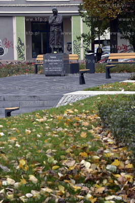 Gdańsk Wrzeszcz.  Pomnik Anny Walentynowicz na skwerze...