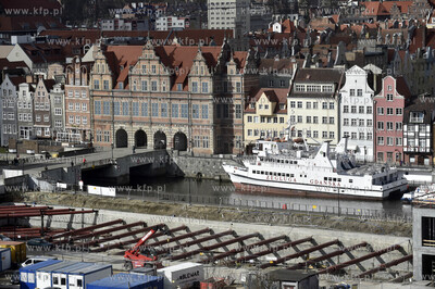 Gdańsk. Widok na Wyspę Spichrzów i budowę DEO PLAZA....
