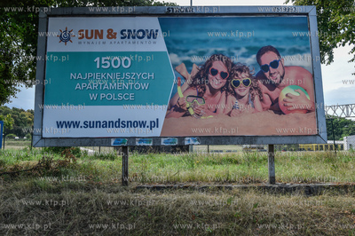 Bilbord na plazu Zebrań Ludowych reklamujący biuro...