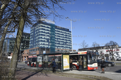 Gdańsk. Al. Grunwaldzka. Przystanek z reklamą wyborów...