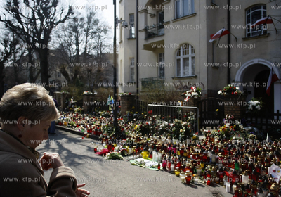 Sopot. Ul.  Armii Krajowej 55. Ludzie skladaja kwiaty...