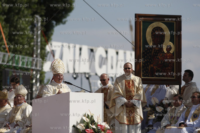 Gdansk. Plac Solidarnosci. Uroczysta msza sw. z okazji...