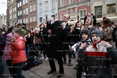 Gdańsk. Teatr w Oknie przy ul Długiej. Wolontariusze...