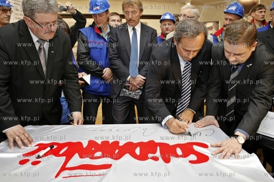 Delegaci UEFA z prezydentem Michaelem Platinim byli...