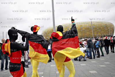 Gdansk Arena. Kibice wchodza na cwiecfinalowy mecz...
