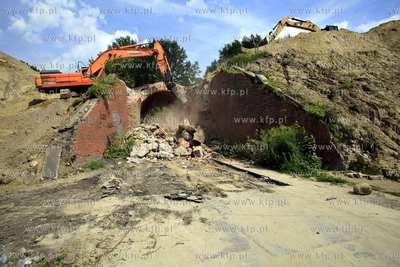 Wyburzanie mostku kolejowego nad ul. Ogrodowa w Gdansku...