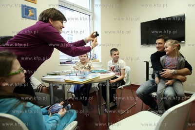 Aktor Mateusz Damięcki odwiedził dzieci w Klinice...