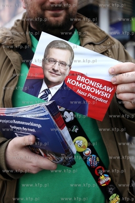 Gdańsk. CH Manhattan. Akcja zbierania podpisow poparcia...