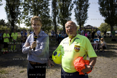 Gdansk Zaspa. Pilkarski turniej dzikich druzyn Do przerwy...