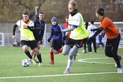 Gdansk Zaspa. Pilkarski turniej dzikich druzyn Do przerwy...