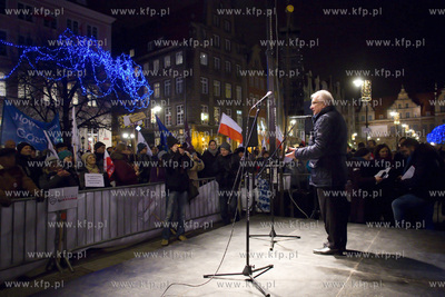 Długi Targ w Gdańsku. Protest środowisk opozycyjnych...