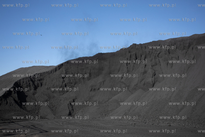 Nowy Port. Hałda koksu porafineryjnego.
23.03.2021
fot....