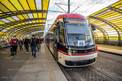 Tramwaj specialnej lini 60 uruchomionej przed meczem...